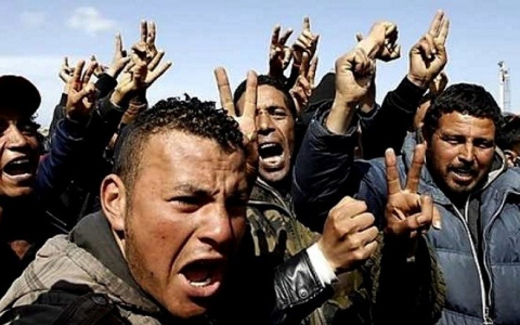 Жители Александровского района продолжают прописывать у себя мигрантов