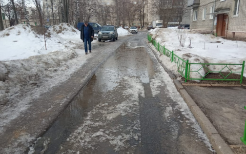 Во дворе на Юбилейной после ремонта оставили ливневки под асфальтом