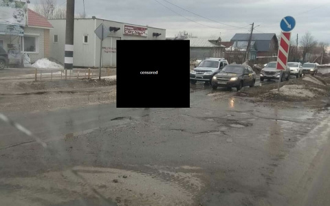 В Коврове из-за некачественной дороги автомобиль провалился в яму