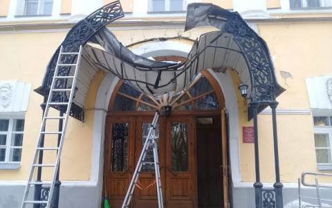 Во владимирском музее "Палаты" глыба льда разрушила козырек над входом