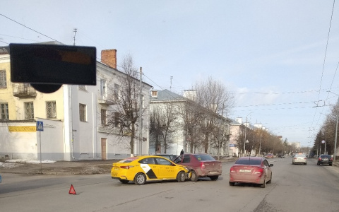 Во Владимире известное такси столкнулось с легковушкой