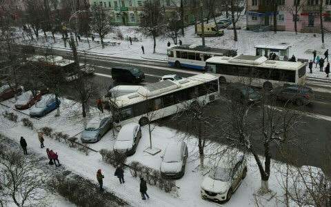 Видео ДТП с автобусом, перекрывшим проспект Ленина во Владимире
