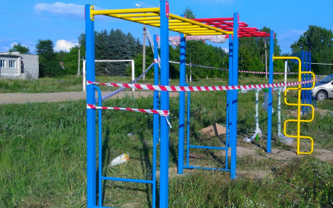 Суд обязал чиновников привести в порядок 13 опасных детских площадок