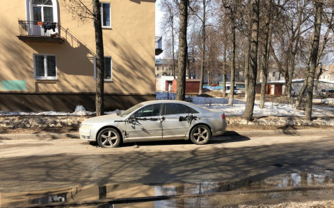 На Никитина водитель грузовика не рассчитал маневр, и изуродовал иномарку