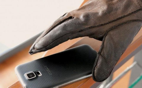 Подозрительный покупатель в Муроме схватил мобильник продавщицы и умчал