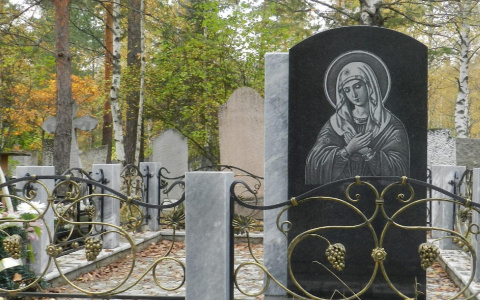 Благоустройство могил: от чего зависит цена и где заказывать памятники?