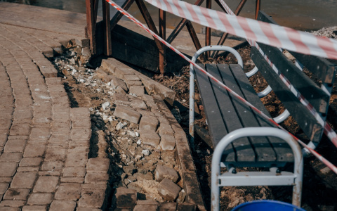 Новая плитка у Красносельского пруда не выдержала зиму и сползла со снегом