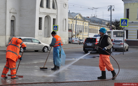 Весенняя уборка во Владимире началась с мытья дорог, тротуаров и остановок