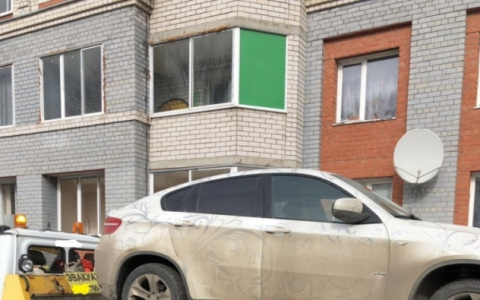 У жительницы Владимира за долги отобрали БМВ