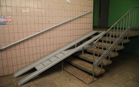 Прокурор "подтолкнул" управляшку к установке пандуса для ребенка-инвалида