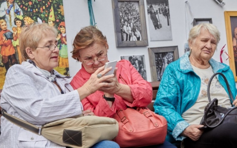 В рамках проекта "Активное долголетие" пожилых людей учат ухаживать за кожей лица и красиво одеваться