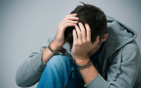 Психически нестабильный подросток избил мужчину