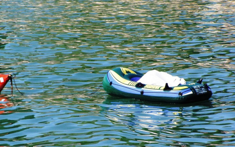 Житель Струнино попытался "уплыть" от финансовых проблем на надувной лодке