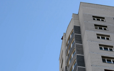 Ковровский спасатель не дал девушке упасть с крыши многоэтажки