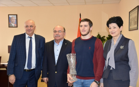 Абуязид Манцигов встретился с главами города после победы на чемпионате