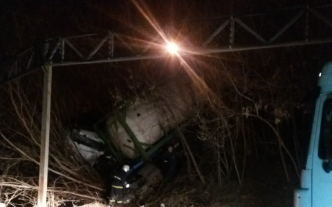 Во Владимире фура упала с моста, а под Гусь-Хрустальным вспыхнул автомобиль