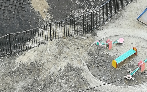 Земля с территории новой школы в 8ЮЗ утекла на детскую площадку