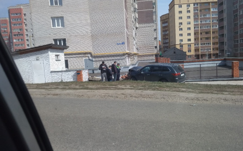Сразу два забора во Владимире серьёзно пострадали от автомобилей