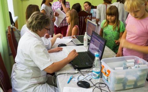 30 тысяч и бесплатное питание: медиков приглашают на работу в летние лагеря