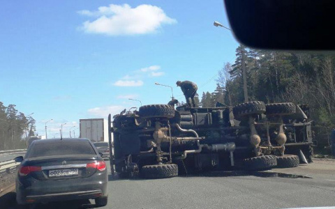 Перевернувшаяся фура перекрыла движение под Владимиром