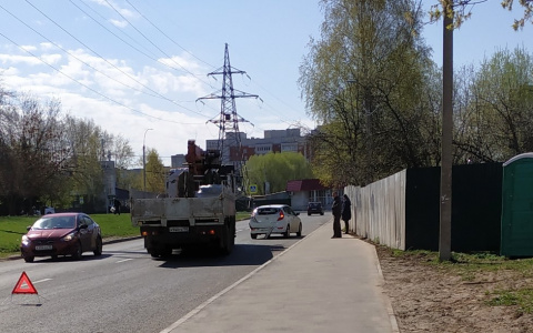 На Соколова-Соколёнка кран столкнулся с легковушкой