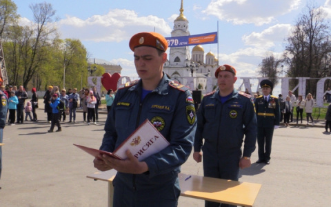 40 молодых пожарных приняли присягу в профессиональный праздник