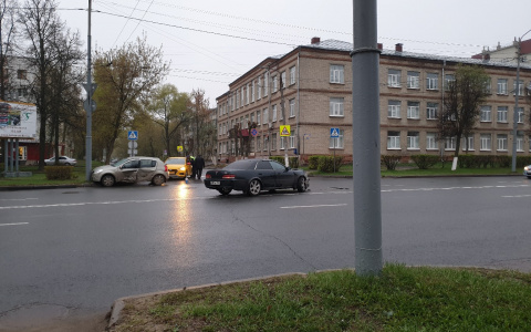 ДТП во Владимире: две иномарки столкнулись на Горького