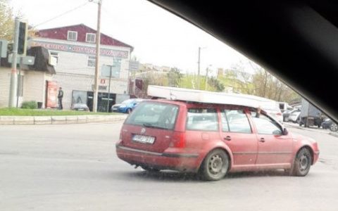 Владимирцев насмешил автомобиль с матрасом на крыше
