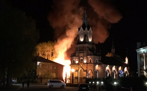 Во Владимире ночью полыхала постройка у католического храма