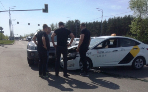 Во Владимире такси столкнулось с легковым автомобилем
