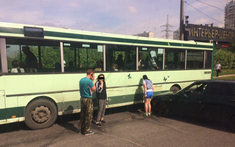 Во Владимире автомобиль врезался в автобус, образовав пробку