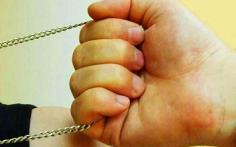 Гоп-стоп по-ковровски: мужчина снял ювелирку с чужой шеи ради любви