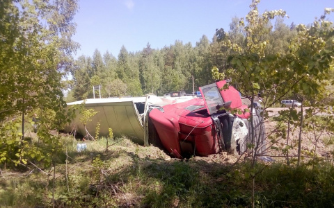 На дороге под Кольчугино перевернулся грузовик