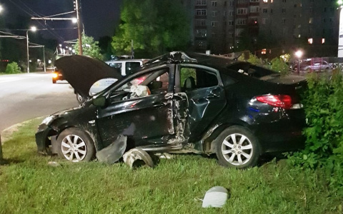 Во Владимире автомобиль врезался в столб на полном ходу