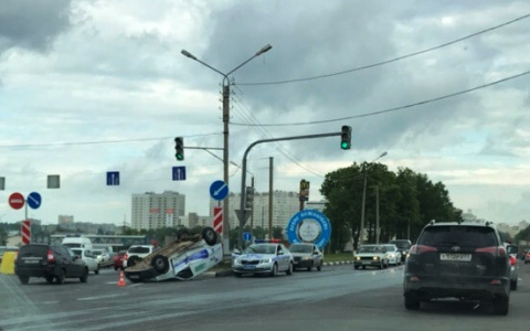 Автомобиль опрокинулся на крышу на въезде во Владимир