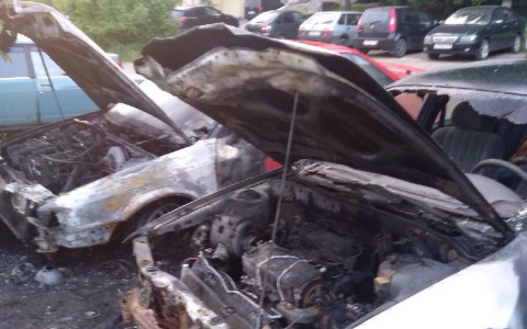 На Тракторной вспыхнули сразу два автомобиля