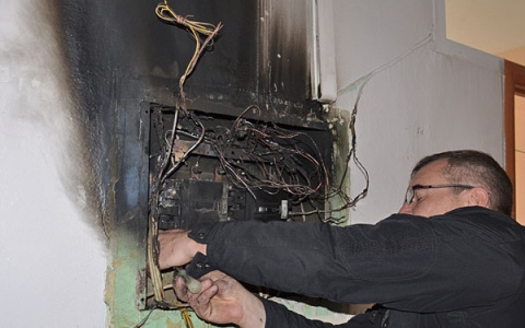 Малоимущие заменят неисправную электропроводку в доме за счет области