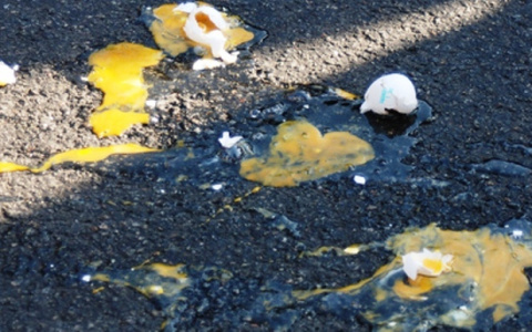 Ковровские дети забросали машины яйцами