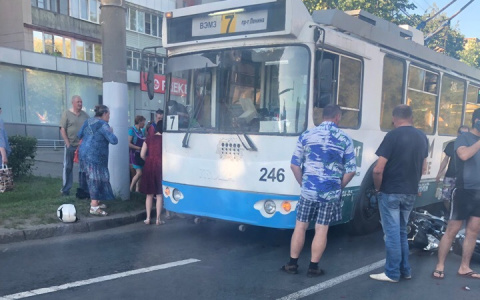 Мотоцикл влетел в троллейбус у площади Победы