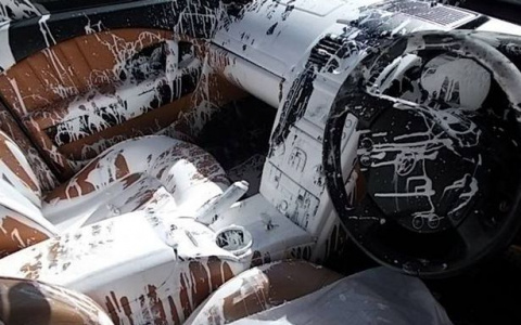 Хулиган разбил стекло "Мазды" и залил салон белой краской в Суздальском районе