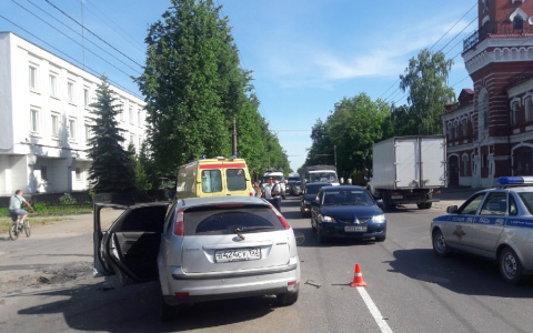 В Коврове два «Форда» не поделили дорогу