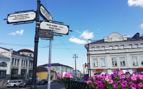 На Гагарина сильный ветер перепутал указатели направления для туристов