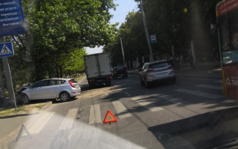 Легковушка "поцеловала" столб на перекрестке Батурина и Мира