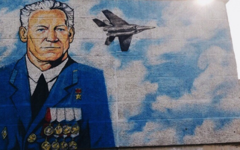 Такое разное граффити: портрет героя, эльфы и завод