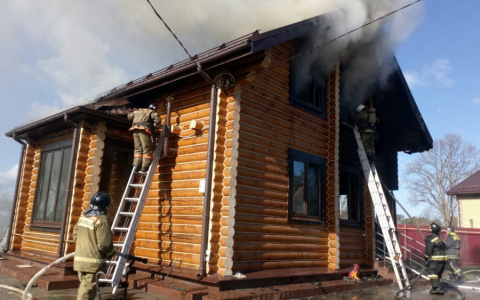 В Струнино спасли человека из полыхающего дома