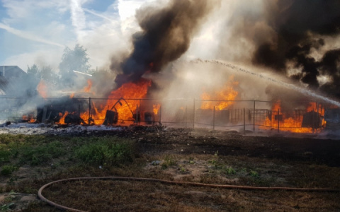 25 человек тушили автомобили и ГСМ в Камешковском районе