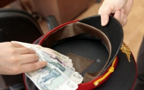 Экс-начальник отдела ОМВД в Меленках брал взятки деньгами и виски