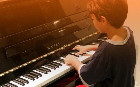 Занятия музыкой повышают оценки по математике и английскому языку