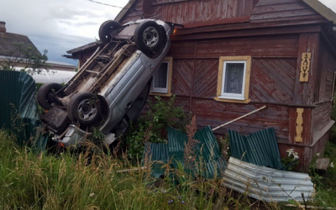 Легковушка на доме. Дело было в Кольчугино