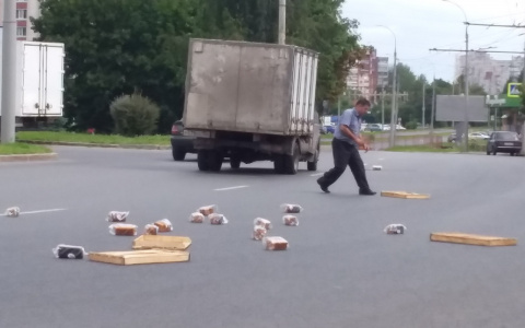 Фото дня: Владимирскую дорогу “посыпали” хлебом